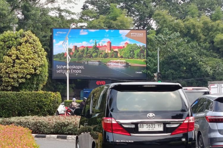 Digital Screen of ETIHAD Campaign in Jakarta