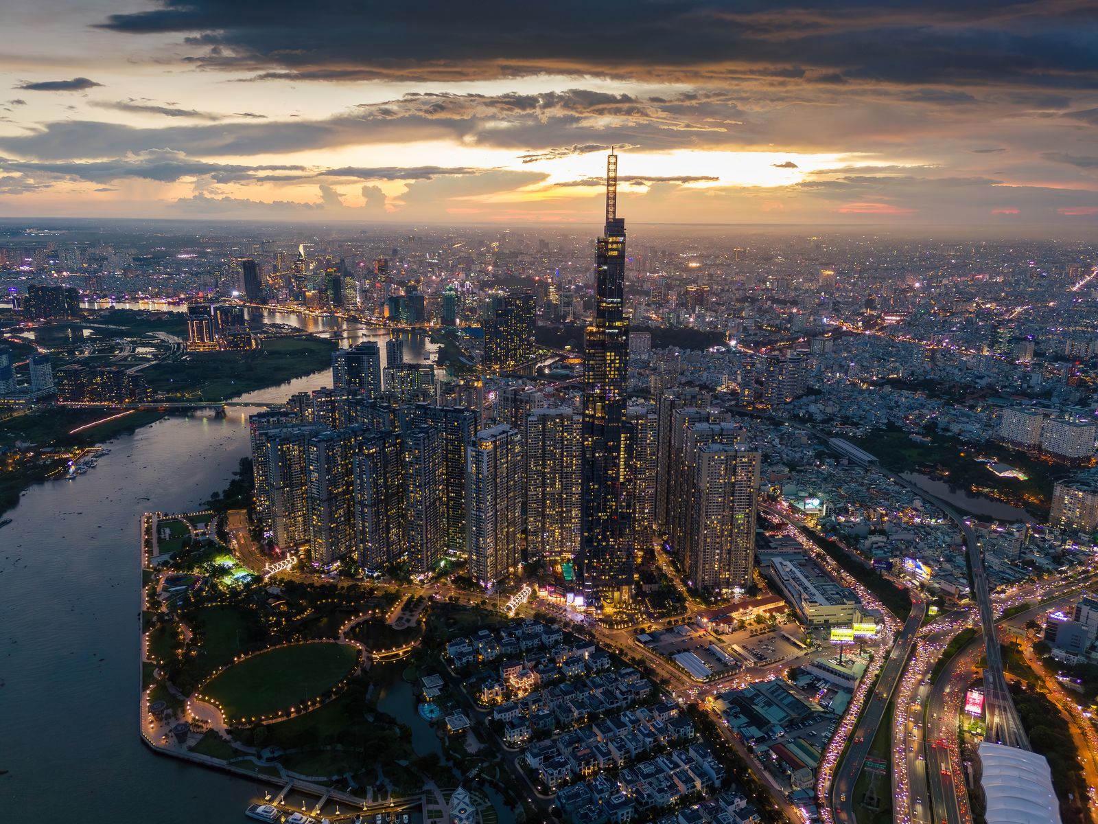 Toàn cảnh TP.HCM lúc hoàng hôn với tòa Landmark 81, thị trường có giá thuê billboard cao nhất Việt Nam