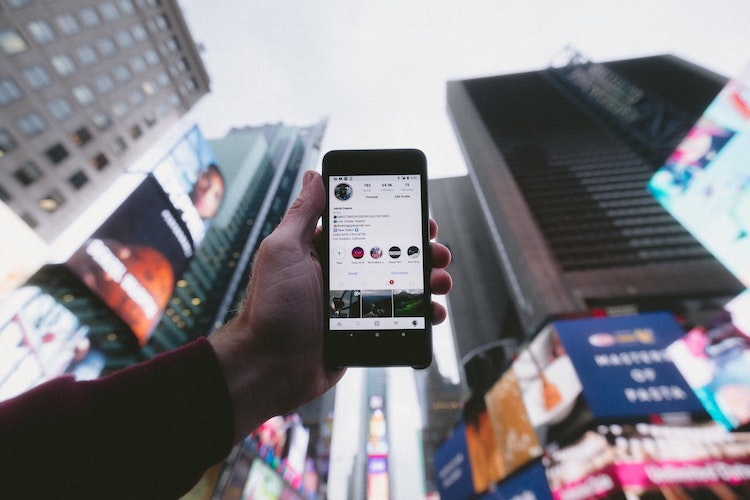 How OOH advertising can enhance social media effort