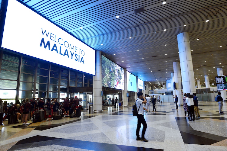 reasons to use airport advertising