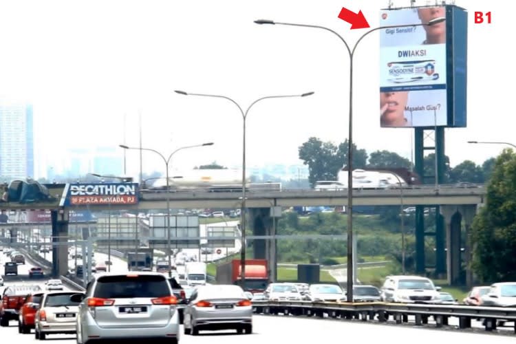 1 Panel Vertical Digital Screen Billboard at Federal / ELITE Highway - Carlsberg, Shah Alam, Selangor (B)