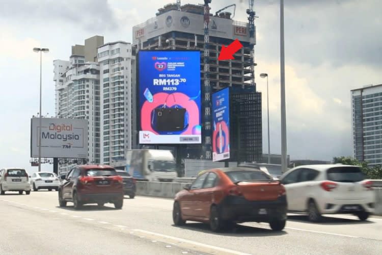 Vertical Digital Screen Billboard at SPRINT Highway, Petaling Jaya, Selangor