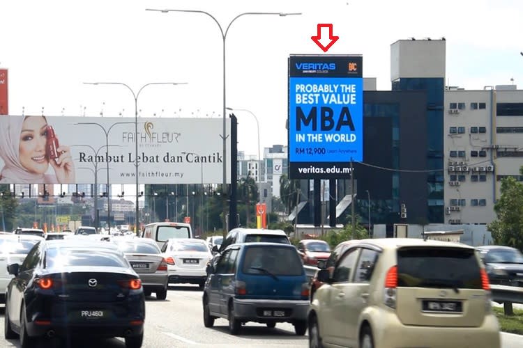 1 Panel Vertical Digital Screen Billboard at Federal Highway, Petaling Jaya, Selangor (in front of Menara Harvey Norman [B])