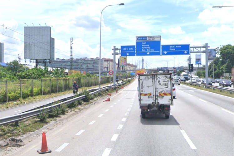 1 Sided Vertical Unipole Billboard at Federal Highway, Petaling Jaya, Selangor (opposite ICON City)
