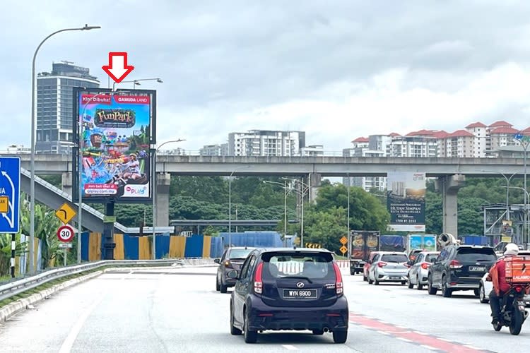1 Panel Vertical Digital Screen Billboard at Jalan Lapangan Terbang Subang, Subang, Selangor (near LRT Ara Damansara)