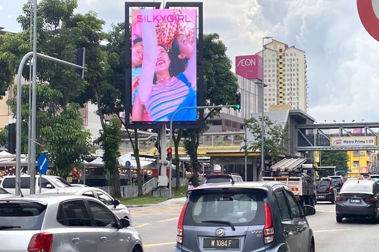 1 Panel Vertical Digital Screen Billboard at Jalan Kepong, Kuala Lumpur (in front of AEON Mall Metro Prima)