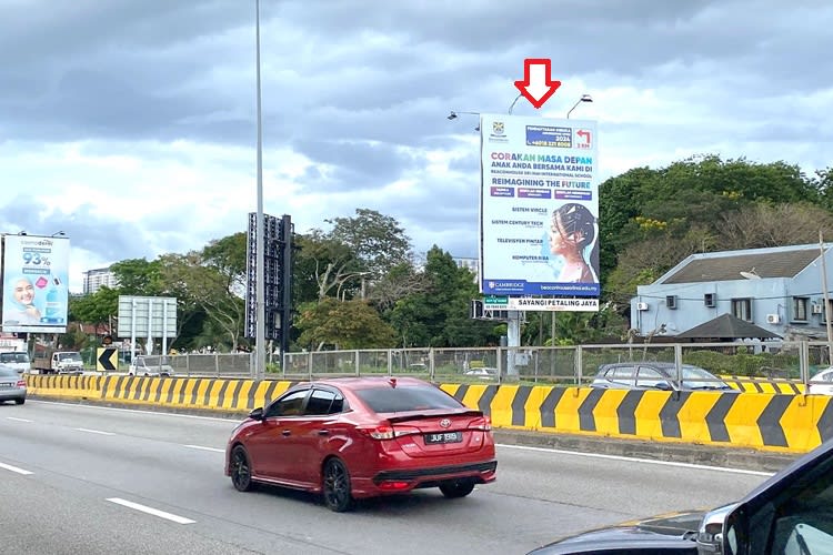 1 Sided Vertical Minipole Billboard at LDP Kelana Jaya, Petaling Jaya, Selangor (near LRT Kelana Jaya)