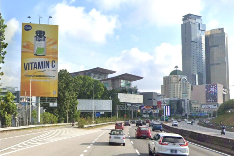 1 Panel Vertical Spectacular Billboard at Federal Highway, Petaling Jaya, Selangor (before exit to Jalan Utara)