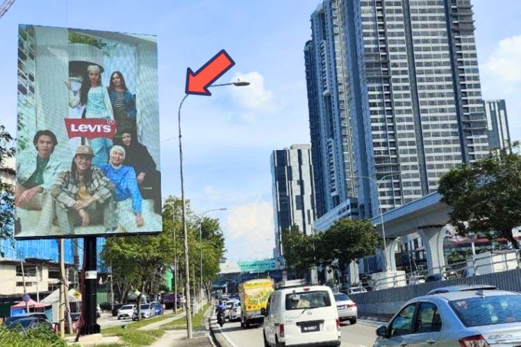 1 Panel Vertical Digital Screen Billboard at Jalan Cheras, Kuala Lumpur (Leisure Mall)