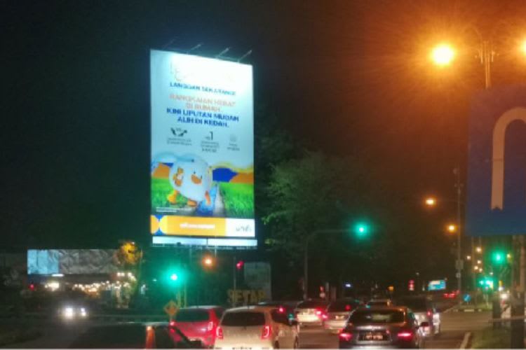 Night View - Vertical Unipole Billboard at Lebuhraya Sultanah Bahiyah / Lebuhraya Sultan Abdul Halim, Alor Setar, Kedah (near Alor Setar Mall traffic junction)