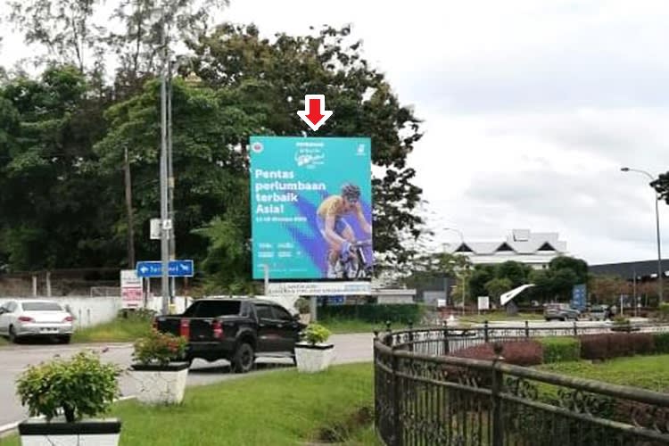 1 Panel Vertical Minipole Billboard at Jalan Lapangan Terbang, Langkawi, Kedah (at LIA roundabout)