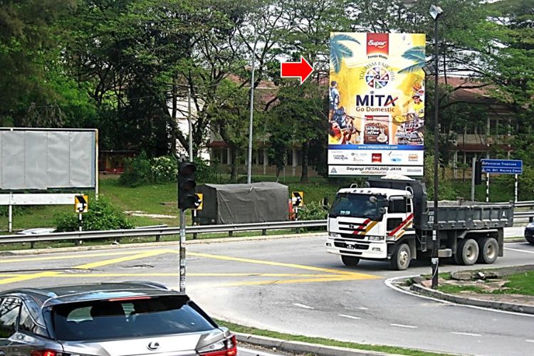 1 Sided Vertical Minipole Billboard at Persiaran Tropicana, Petaling Jaya, Selangor (near Tropicana Golf Club)