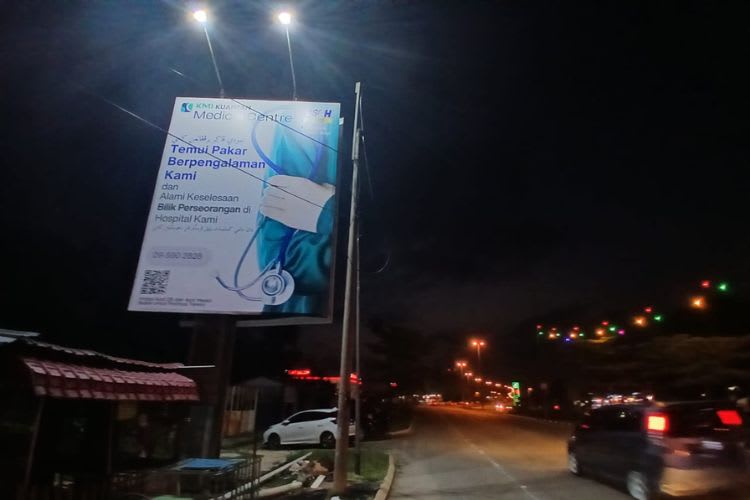 Night View - Vertical Minipole Billboard at Jalan Temerloh - Mentakab, Pahang (at traffic light junction to Mentakab)
