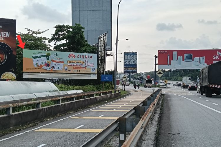 1 Panel Free Standing Billboard at Federal Highway KM17, Shah Alam, Selangor (Near Petronas Batu Tiga Federal Highway)