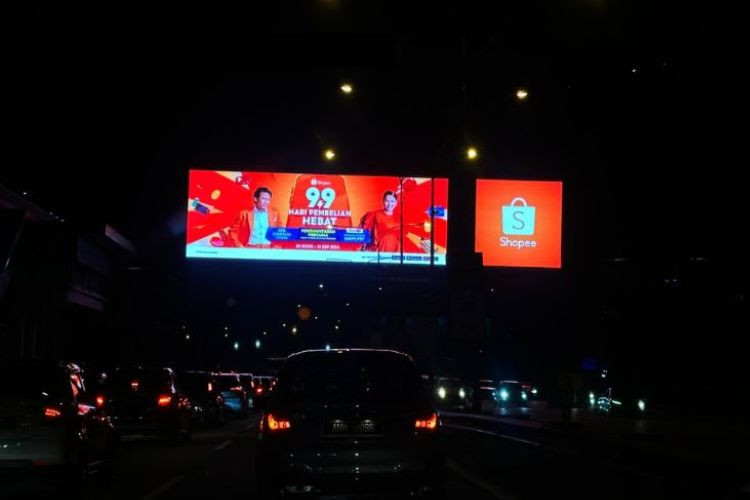 Night View - Digital Gantry Billboard at Federal Highway KM18.8, Shah Alam, Selangor (beside LRT Station Subang Jaya & UOA Subang)