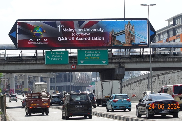 Digital Overhead Bridge Billboard at LDP Highway KM23.25, Puchong, Selangor (near Puchong Business Centre)