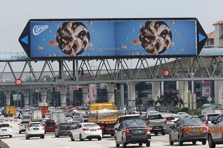1 Panel Digital Overhead Bridge Billboard at LDP Highway KM21.4, Puchong, Selangor (near IOI Puchong)