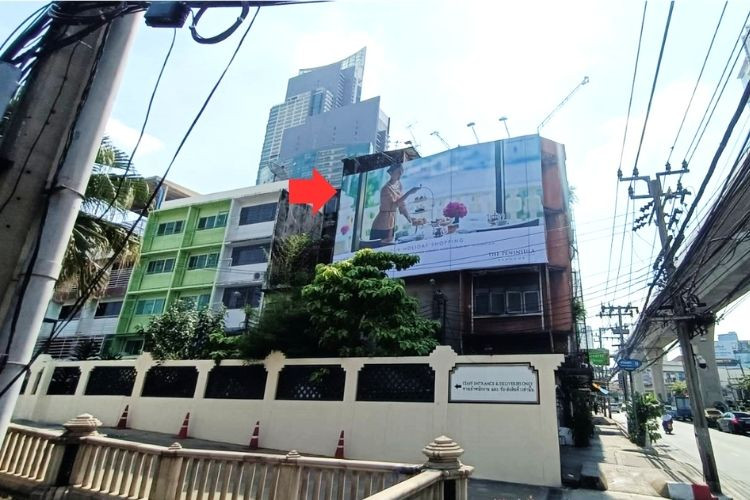 Charoen Nakhon Road, Khlong San, Bangkok (In front of the Peninsula Hotel)