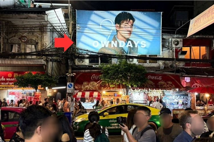 Yaowarat Road, Bangkok, Samphanthawong, Bangkok (parallel to the road)