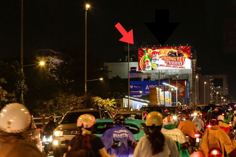 1 Sided Horizontal Wallscape Billboard at 199 Cong Hoa, Tan Binh, Ho Chi Minh City (Located in a prime location right at Hoang Hoa Tham Overpass, the intersection of Hoang Hoa Tham and Cong Hoa streets)