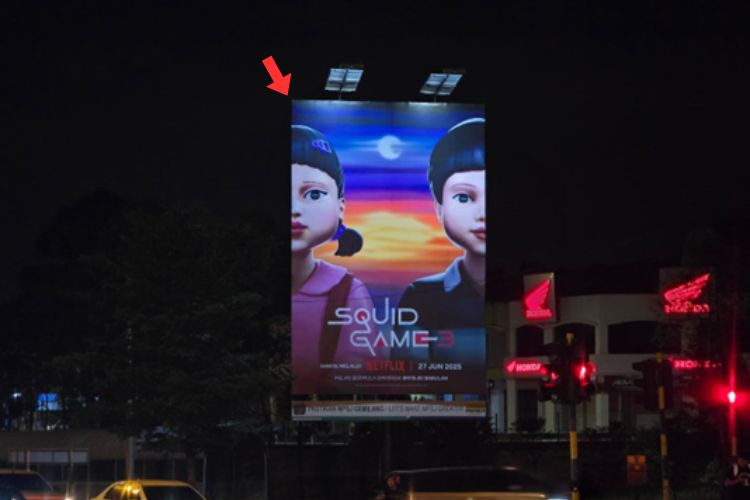Night View - Vertical Minipole Billboard at Jalan Putra Permai / Persiaran Lestari Perdana 1, Seri Kembangan, Selangor (near AEON Mall Taman Equine)