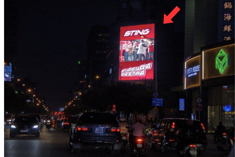 Night view - Vertical Digital Screen Billboard at 78A Nguyen Van Troi, Phu Nhuan District, Ho Chi Minh City.