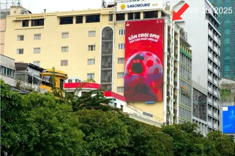 1 Panel Vertical Digital Screen Billboard at 68A Nguyen Hue, District 1, Ho Chi Minh City (Walking Street)