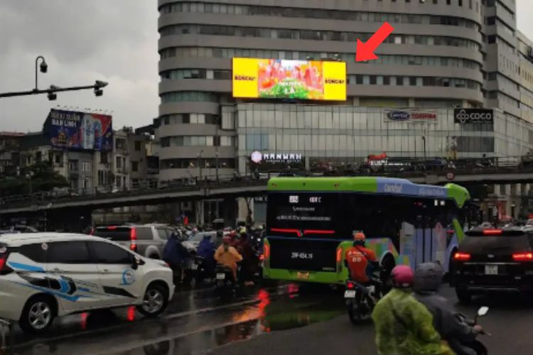1 Panel Horizontal Digital Screen Billboard at Thai Ha - Chua Boc Intersection, Ha Noi City (Thai Binh Building)
