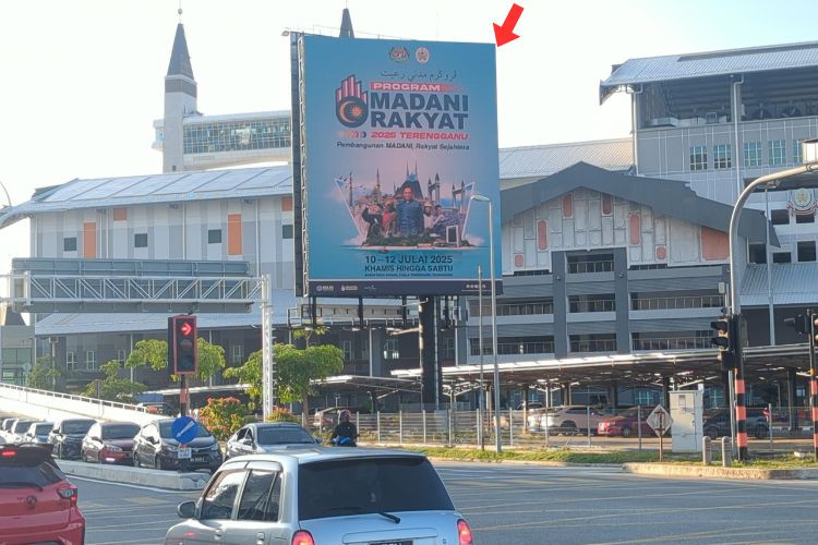 1 Panel Vertical Digital Screen Billboard at Jalan Sultan Zainal Abidin, Kuala Terengganu, Terengganu (near Sogo Shopping Complex)