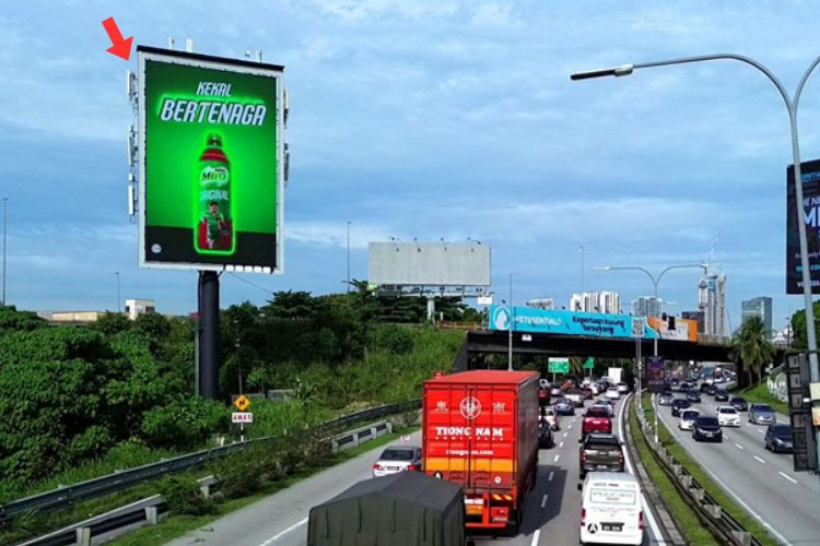 1 Panel Vertical Digital Screen Billboard at Federal Highway, Petaling Jaya, Selangor (opposite Cycle & Carriage)