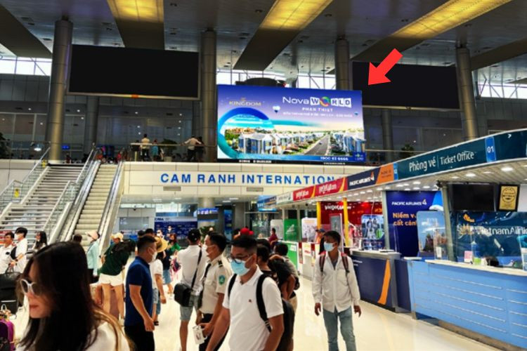 Horizontal Airport LED Screen Billboard at Cam Ranh International Airport, Khanh Hoa (inside international arrival)