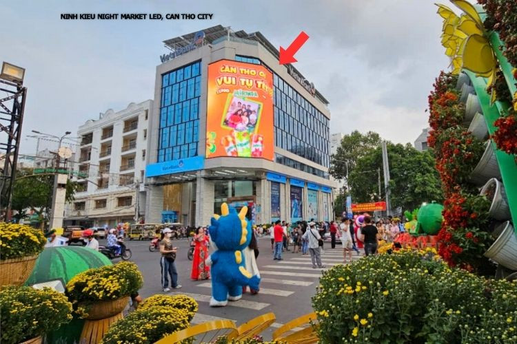 Day view - Vertical Digital Screen Billboard at 59-59A Phan Dinh Phung, Ninh Kieu District, Can Tho City (Ninh Kieu Night Market)