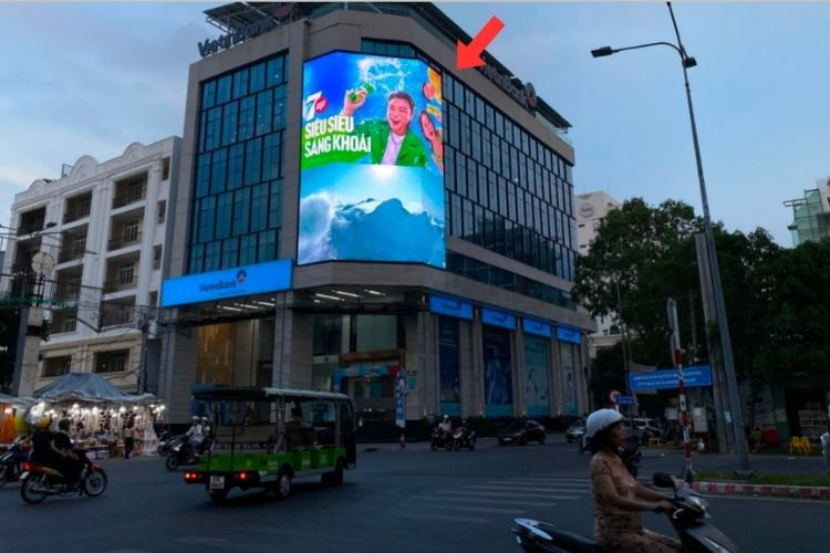Night view - Vertical Digital Screen Billboard at 59-59A Phan Dinh Phung, Ninh Kieu District, Can Tho City (Ninh Kieu Night Market)