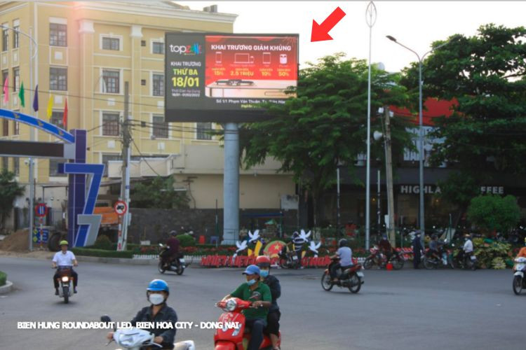 1 Panel Horizontal LED Unipole Billboard at Bien Hung Roundabout, Ho Chi Minh City