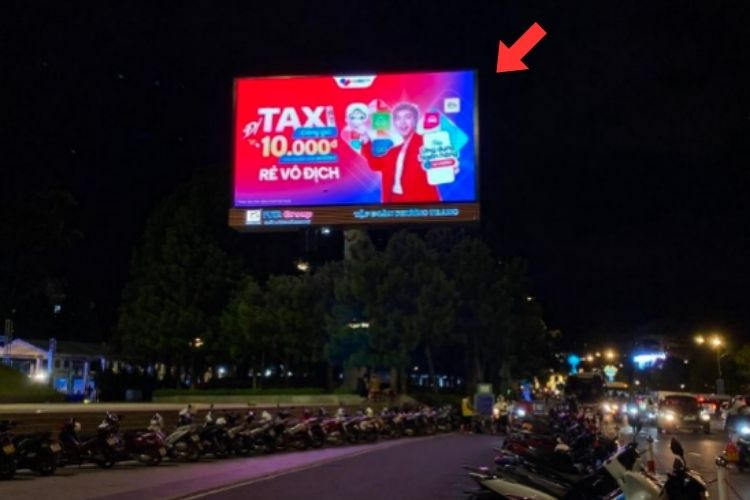 Horizontal LED Unipole Billboard at Lam Vien Square, Lam Dong (Futa Pillar)