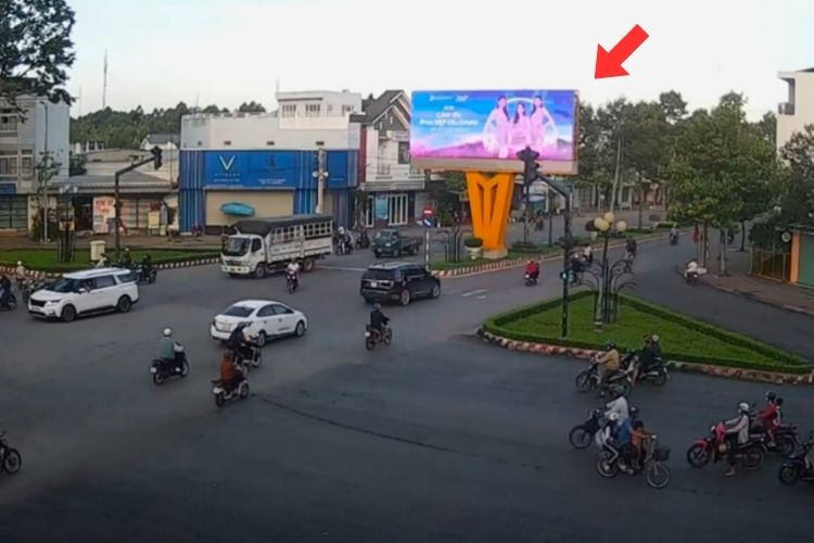 Horizontal LED Unipole Billboard at Nguyen Dang Intersection, Nguyet Hoa Ward, Vinh Long