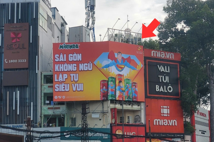 Day view - Horizontal Wallscape Billboard at 3/2 street, Hoa Hung Ward, Ho Chi Minh City (Dan Chu Roundabout)