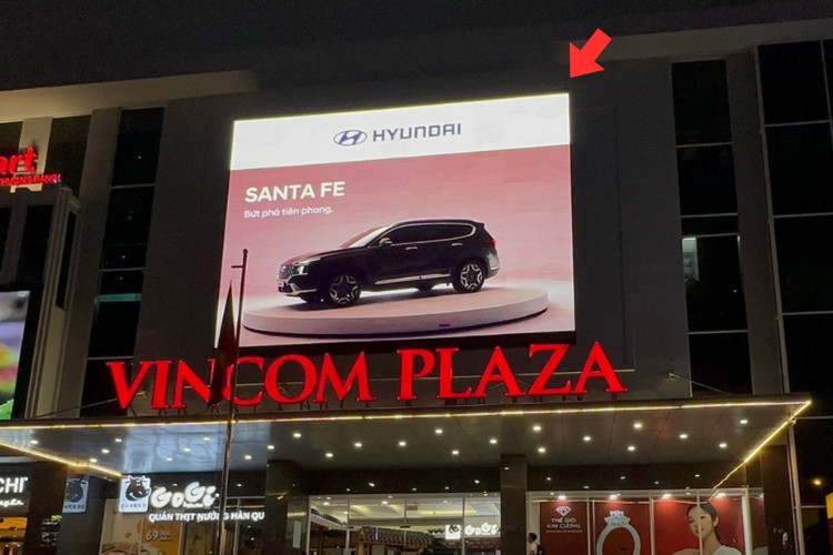 Night view - Horizontal Digital Screen Billboard at 188 Nguyen Xi Street, Binh Thanh Ward, Ho Chi Minh City (Vincom Plaza Saigonres)