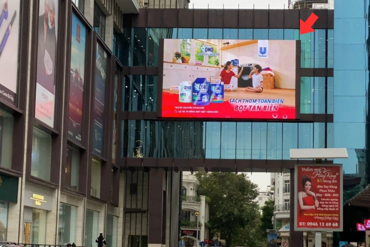 1 Sided Horizontal Glass Bridge LED Billboard at 191 Ba Trieu, Van Mieu - Quoc Tu Giam Ward, Ha Noi City (Vincom Ba Trieu)