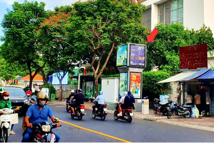 Biển quảng cáo E-tower 8 mặt tại số 101 đường Trần Quốc Thảo, phường Xuân Hòa, TP. Hồ Chí Minh.