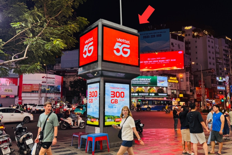 Biển quảng cáo E-tower 8 mặt tại vòng xoay Phù Đổng, phường Bến Thành, TP. Hồ Chí Minh.