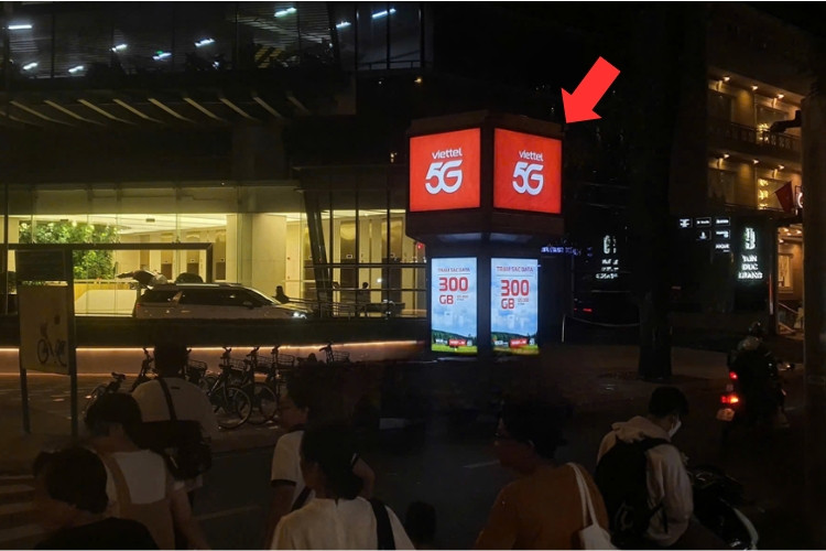 Biển quảng cáo E-tower 8 mặt tại số 2 Lê Thánh Tôn, phường Bến Thành, TP. Hồ Chí Minh.