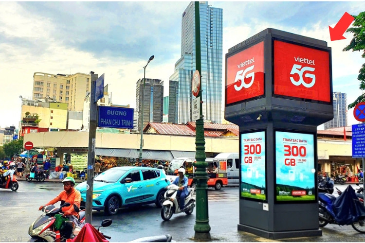 Biển quảng cáo E-tower 8 mặt tại ngã ba Phan Chu Trinh – Lê Thánh Tôn, phường Bến Thành, TP. Hồ Chí Minh.