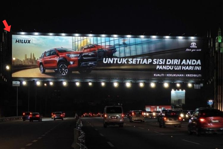 Night View - Giant Gantry Billboard at Federal Highway KM19.8, Shah Alam, Selangor (between Shah Alam & Subang)