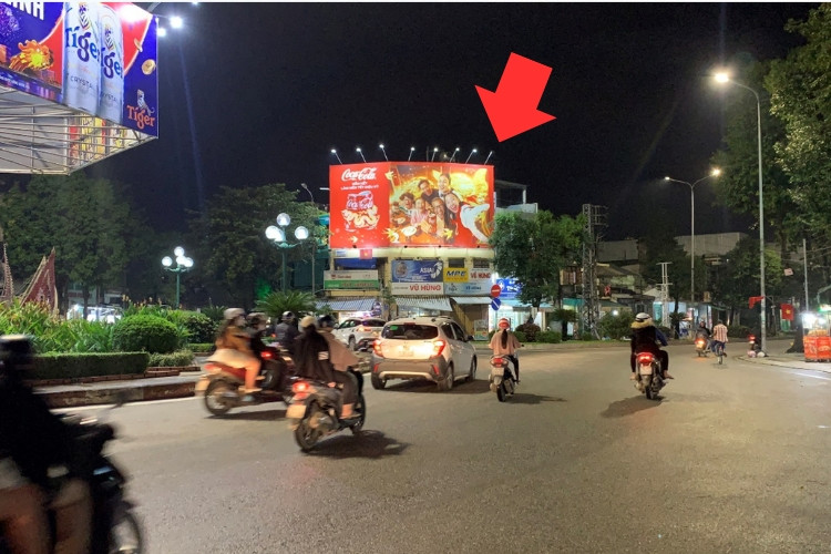 Night view- Horizontal Wallscape Billboard at Nguyen Trai – Le Loi – Nguyen Cong Phuong Intersection,, Nghia Lo Ward, Quang Ngai