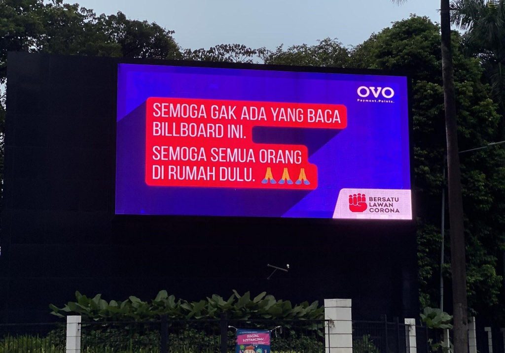 Billboard Indonesia di Jakarta Pagi Hari 