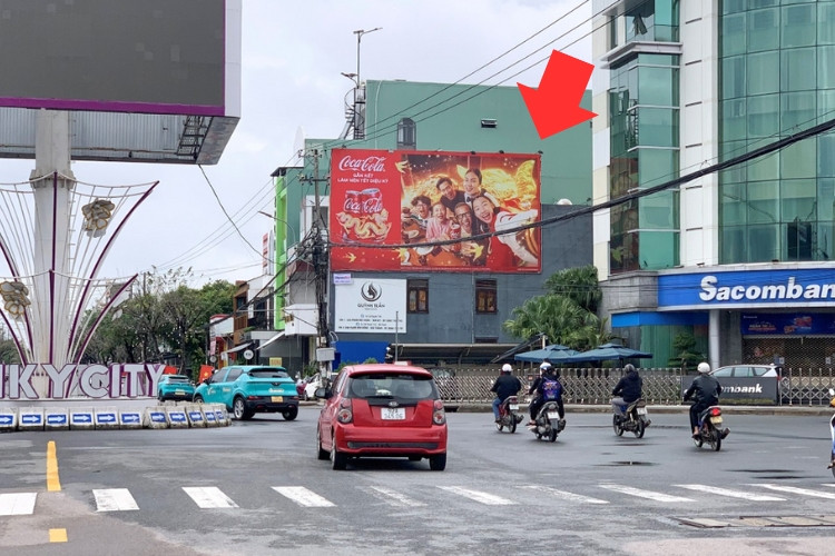 Day view-  Horizontal Wallscape Billboard at 525 Phan Boi Chau, Huong Tra Ward, Da Nang City