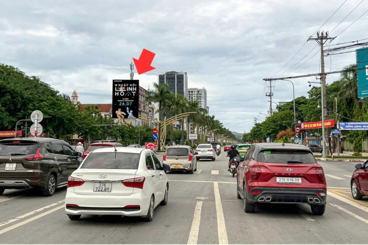 1 Panel Vertical Wallscape Billboard at 34 Le Nin Boulevard, Truong Vinh Ward, Nghe An