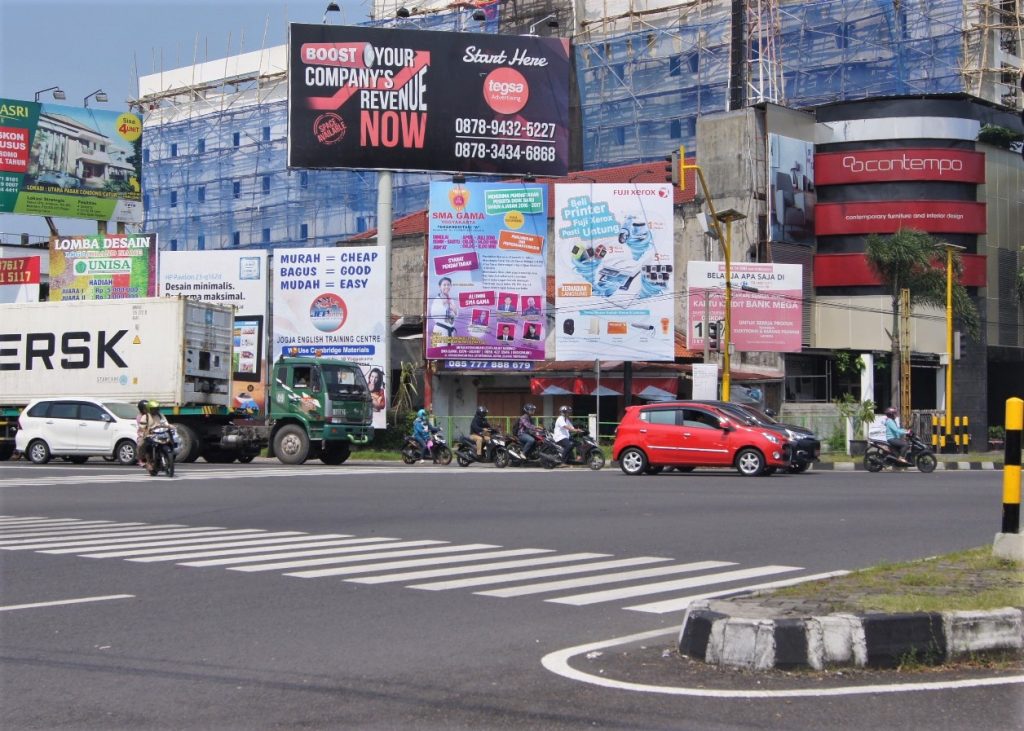 Billboard di Perempatan Ring Road Utara Menuju Pakuwon Mall Yogyakarta, Indonesia