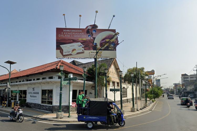 Billboard Bakpia Kukus Tugu di Dekat Taman Siswa, Area Tugu Jogja, Yogyakarta Indonesia